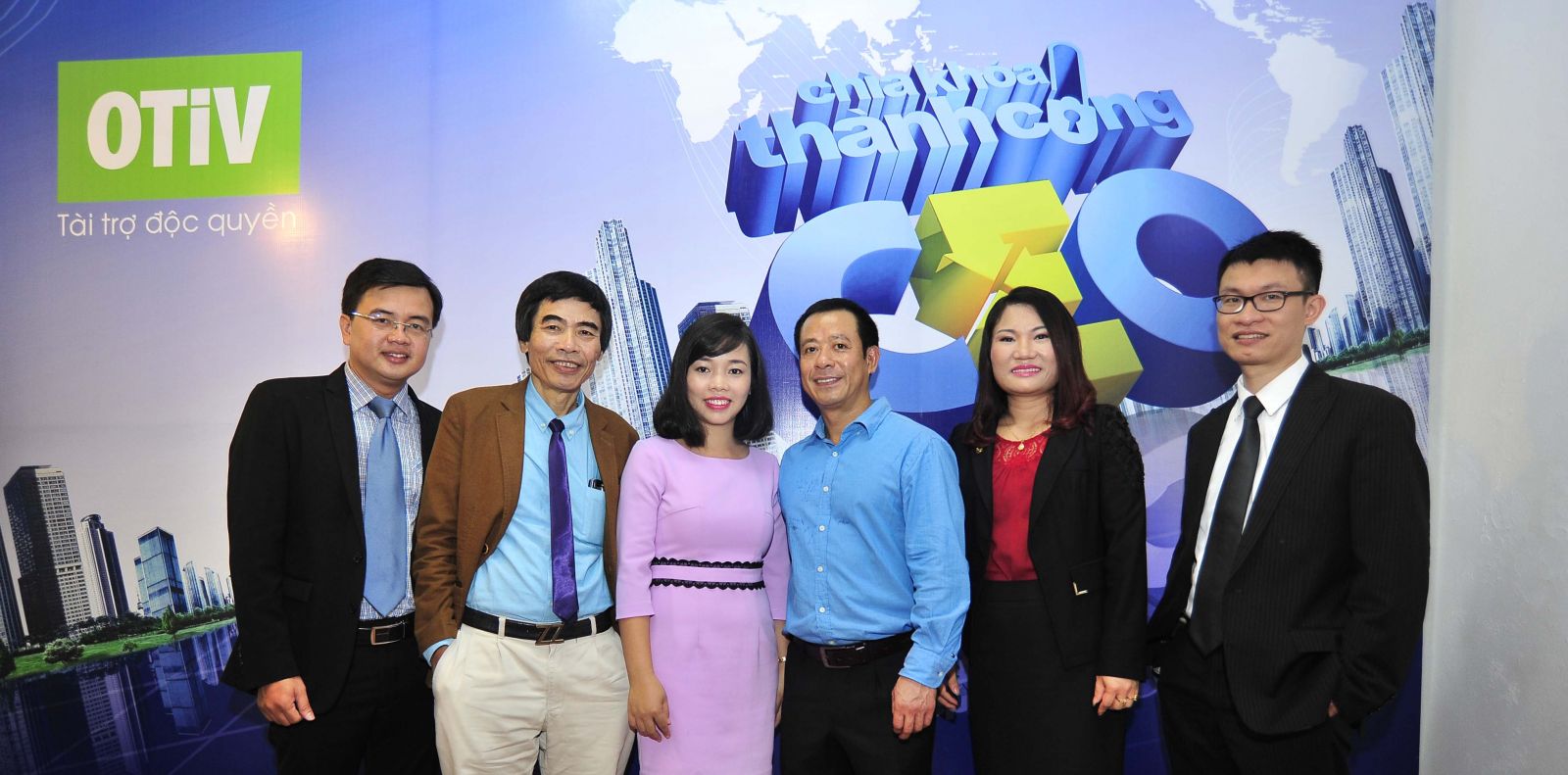 Anh Nguyễn Văn Mết (ngoài cùng bên trái) chụp ảnh lưu niệm cùng với các Doanh nhân và Chuyên gia trong chương trình CEO – Chìa khóa thành công của VTV1